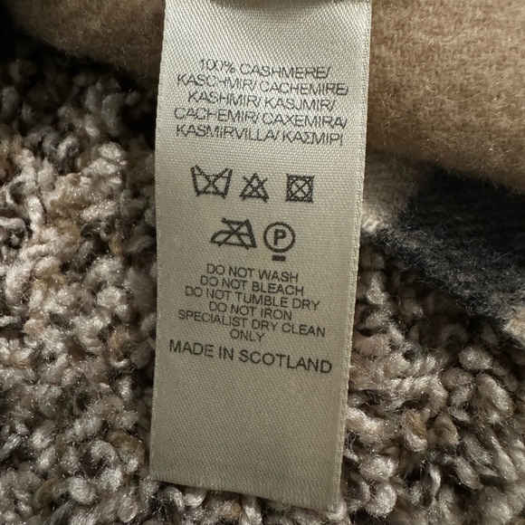 Authentic Burberry Preloved Cashmere Scarf 🧣 - Picture 10 of 12